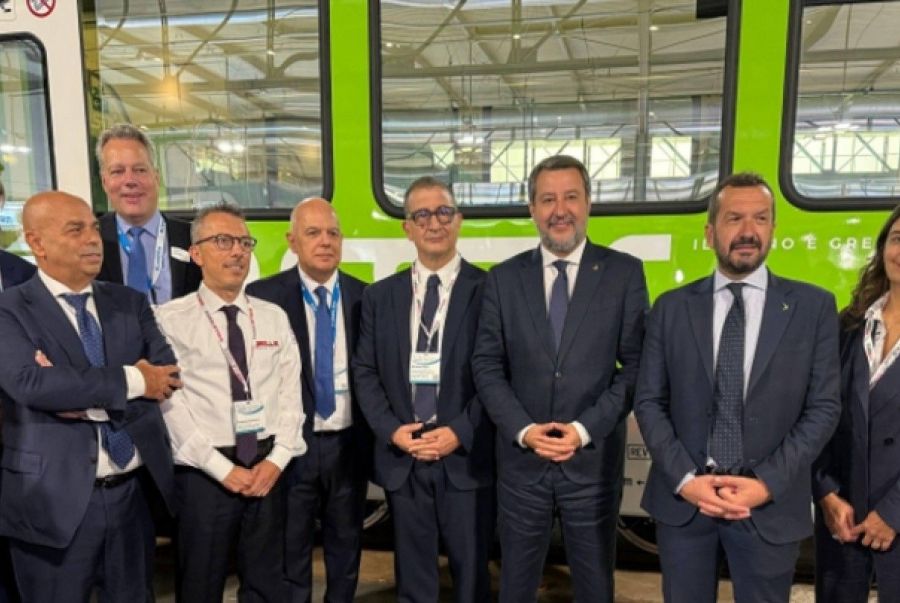 Presentata la prima locomotiva a idrogeno italiana di Sitav